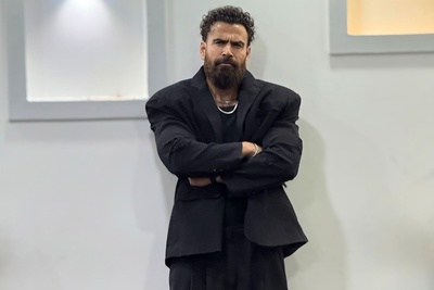 (فیلم) تیپ  رسمی معین زد در کنسرتش بعد جنجال و انتقاد مردم به لباس و کفش عجیبش؛ الان تیپ آقا منش زده!