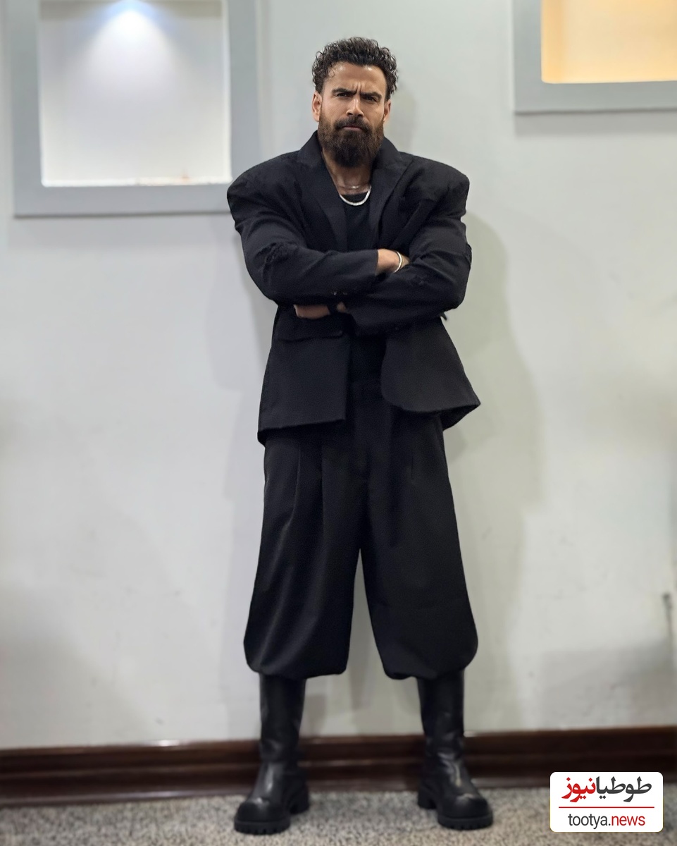 (فیلم) تیپ  رسمی معین زد در کنسرتش بعد جنجال و انتقاد مردم به لباس و کفش عجیبش؛ الان تیپ آقا منش زده!