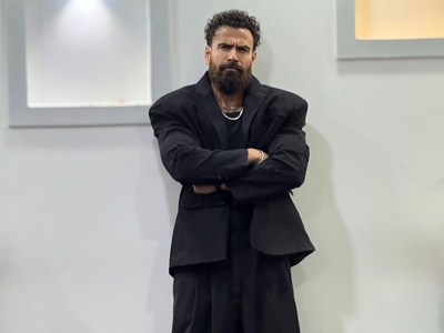 (فیلم) تیپ  رسمی معین زد در کنسرتش بعد جنجال و انتقاد مردم به لباس و کفش عجیبش؛ الان تیپ آقا منش زده!