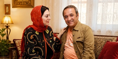 دکوراسیون کلبه عاشقانه و بدون تجملات حمیرا ریاضی و علی اوسیوند؛ از کوسن‌هایی با طرح ایرانی و پاف خوش‌رنگ تا دیزاین ورودی خانه به سبک و سیاق سنتی‌پسندها+فیلم