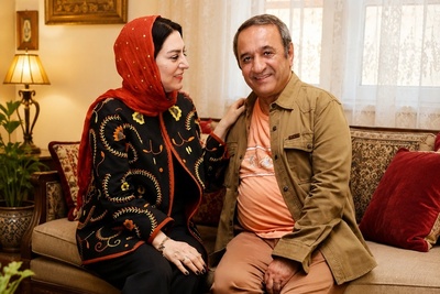 دکوراسیون کلبه عاشقانه و بدون تجملات حمیرا ریاضی و علی اوسیوند؛ از کوسن‌هایی با طرح ایرانی و پاف خوش‌رنگ تا دیزاین ورودی خانه به سبک و سیاق سنتی‌پسندها+فیلم