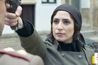 دستان زنانه که ماشه کشیدن آموختند؛ نگار جواهریان: وقتی من تیراندازی بلدم چرا نیام جنگ؟/ این سکانس از سریال خاتون ارزش صدبار دیدن رو داره