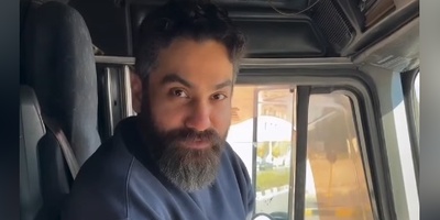 ادای احترام به پدر در مراسم سالگردش به سبک علی زندوکیلی؛ حضور کنار مزار با ماشین سنگینِ ماک!+ویدیو/ غیرقابل پیش‌بینی مثل خواننده جوان