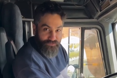 ادای احترام به پدر در مراسم سالگردش به سبک علی زندوکیلی؛ حضور کنار مزار با ماشین سنگینِ ماک!+ویدیو/ غیرقابل پیش‌بینی مثل خواننده جوان