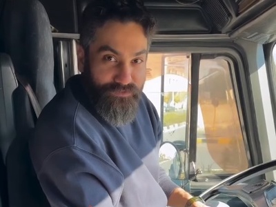 ادای احترام به پدر در مراسم سالگردش به سبک علی زندوکیلی؛ حضور کنار مزار با ماشین سنگینِ ماک!+ویدیو/ غیرقابل پیش‌بینی مثل خواننده جوان