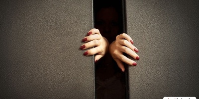 (ویدئو) بهترین و صحیح‌ترین کار هنگام گیر کردن در آسانسور چیست؟