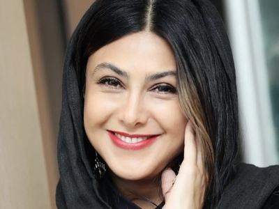 نگاهی به تیپ باکلاس آزاده صمدی با کیف گوچی 500 میلیونی🤩 +عکس