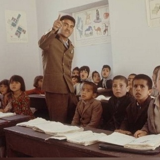 (عکس) 50 سال پیش، پوشش دختران مدرسه‌ای چگونه بود!؟