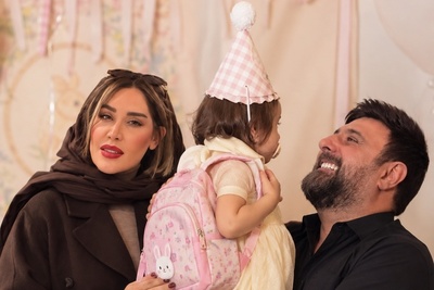 ویدئو | باورکردنی نیست فسقلی سارا منجزی‌پور و محمد علیزاده مدرسه‌ای شده! اولین روز مدرسه با کوله‌پشتی کوچولو و ذوق تماشایی!