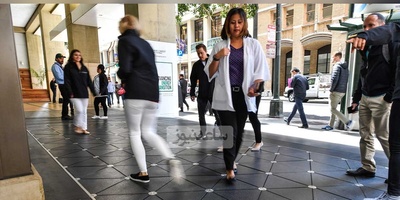 تولید برق از قدم زدن عادی مردم ژاپن در خیابان ها!؛ دیگه دارن از همه چیز برق تولید میکنن😳+ویدئو