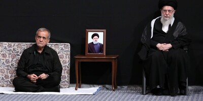 (عکس) نخستین تصویر مراسم تنفیذ حکم ریاست جمهوری مسعود پزشکیان چه بود؟/ قاب عکسی که به جا ماند