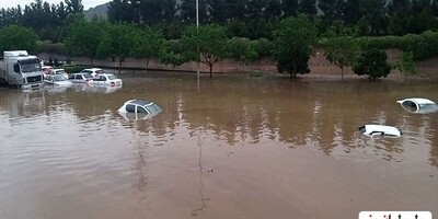 (فیلم) لحظات آخرالزمانی عجیب و وحشتناک از لحظات قبل از شروع بارش در مشهد که روز به شب تبدیل شد!