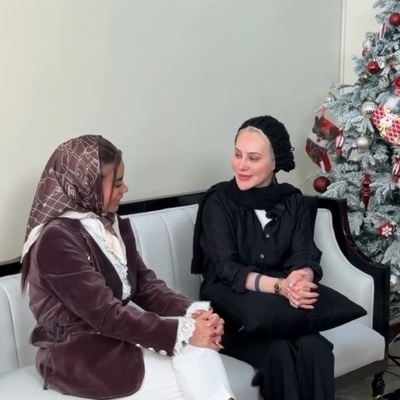 نگاهی به خونه زندگی شاهانه آرام جعفری به سبک نئوکلاسیک لاکچری/ درخت کریسمس مجلل، مبلمان با طرح گورخری، صندلی ریلکسی، لوستر اعیانی، سرویس چینی جهیزیه با طرح حیوانات و...