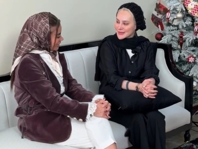 نگاهی به خونه زندگی شاهانه آرام جعفری به سبک نئوکلاسیک لاکچری/ درخت کریسمس مجلل، مبلمان با طرح گورخری، صندلی ریلکسی، لوستر اعیانی، سرویس چینی جهیزیه با طرح حیوانات و...