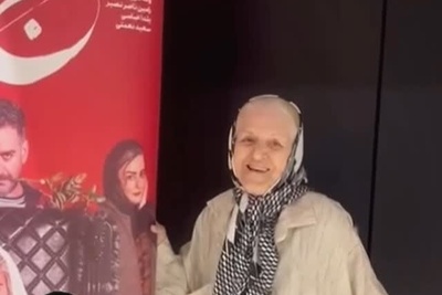 بوسه های عاشقانه مادر مهربون نعیمه نظام دوست روی عکس دخترش در اکران کج پیله/ الکی نیست که میگن بهشت زیر پای مادراست