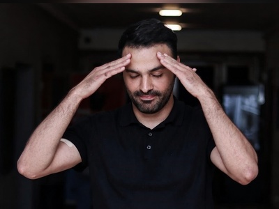 سامان صفاری زیر تیغ گریم رفت! از چشم‌های میشی تا موهای کوتاه و پوست برنزه برای سفر به آستارا