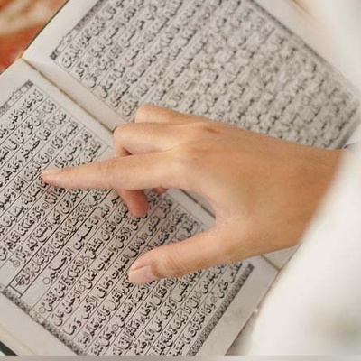 قرآن خواندن خواننده زن آمریکایی در پخش زنده و با حجاب کامل!؛ جنیفر همه را شگفت‌زده کرد+ فیلم