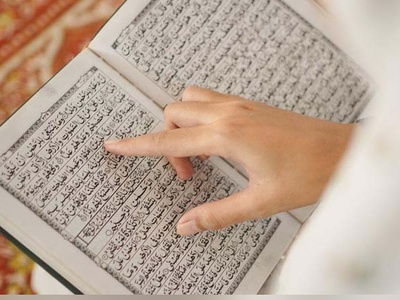 قرآن خواندن خواننده زن آمریکایی در پخش زنده و با حجاب کامل!؛ جنیفر همه را شگفت‌زده کرد+ فیلم