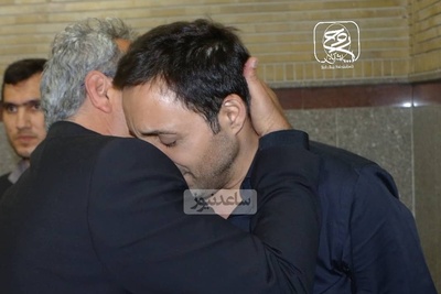 نگاهی به مراسم ختم پدر امیرحسین رستمی، مسعود لیسانسه‌ها با حضور سلبریتی‌ها؛ از الهام حمیدی و الهام پاوه‌نژاد تا بیژن بنفشه‌خواه و سروش صحت کارگردان لیسانسه‌ها+عکس