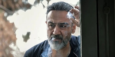 یادی کنیم از اقدام جنجالی کارگردان سریال گردن زنی در چسباندن گوشهای مهران غفوریان با چسب!