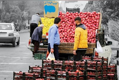 (عکس) خلاقیت جالب و خنده دار میوه فروش با ماکت محمدرضا گلزار / آخه محمدرضا گلزار و موز فروشی؟! ?