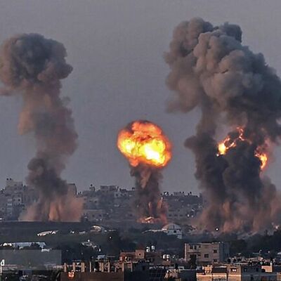 (ویدئو )لحظه دلخراش سقوط تعدادی از مردم غزه از روی ساختمان بمباران شده / حاوی تصاویر آزاردهنده