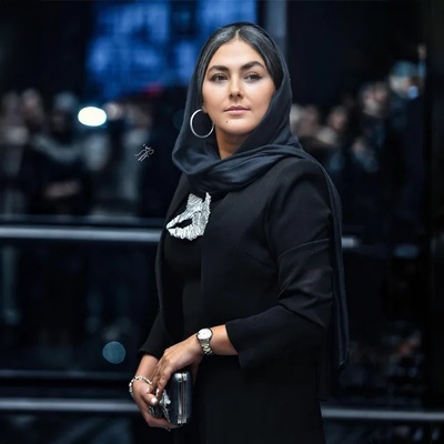 نقد و بررسی استایل جنجالی هدی زین‌العابدین؛ از کتونی سفید تا کلاه بیسبال در اکران فیلم+عکس