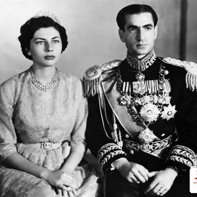 (عکس) گستاخی و بی احترامی محمدرضا پهلوی و همسرش ثریا به یک خانواده روستایی!!!