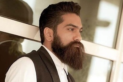 (عکس) وقتی علی زندوکیلی تیپ دهه 60 میزنه؛ با شلوار گشاد چه بامزه شده 😉