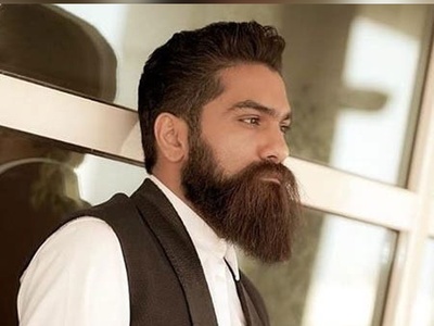 (عکس) وقتی علی زندوکیلی تیپ دهه 60 میزنه؛ با شلوار گشاد چه بامزه شده 😉