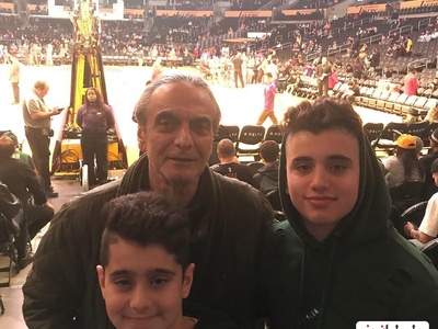 همایون ارشادی: نوه و بچه هام خارج از ایران زندگی می‌کنند و اینجا هیچکس رو ندارم+فیلم