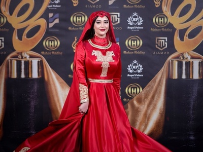 لباس متفاوت و خاص همسر امید معلم در جشن حافظ با نماد باشکوه هخامنشیان