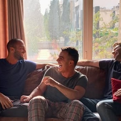 فیلم/نگاهی به چیدمان منزل مجردی علی شادمان با دکوراسیون مینیمال و جزئیات کلاسیک/ فرش دستبافت هریس و ماشینی موزائیکی، میز ناهارخوری 8 نفره، مبلمان چرمی و...