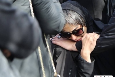 بغض نیلوفر شهیدی در مراسم ختم پدرش «اسفندیار شهیدی» ترکید/ حضور دسته جمعی بازیگران برای بدرقه هنرمند کشورمان به خانه ابدی