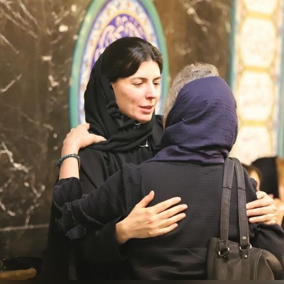 عرض تسلیت و دلگرمی دادن بازیگران و هنرمندان به لیلا حاتمی در مراسم ختم مادرش؛ پارسا پیروزفر، هانیه توسلی، نوید پورفرج، رحیم بامداد خمار، علی شادمان و...+ویدیو