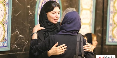 عرض تسلیت و دلگرمی دادن بازیگران و هنرمندان به لیلا حاتمی در مراسم ختم مادرش؛ پارسا پیروزفر، هانیه توسلی، نوید پورفرج، رحیم بامداد خمار، علی شادمان و...+ویدیو