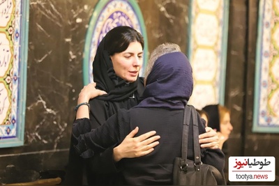 عرض تسلیت و دلگرمی دادن بازیگران و هنرمندان به لیلا حاتمی در مراسم ختم مادرش؛ پارسا پیروزفر، هانیه توسلی، نوید پورفرج، رحیم بامداد خمار، علی شادمان و...+ویدیو