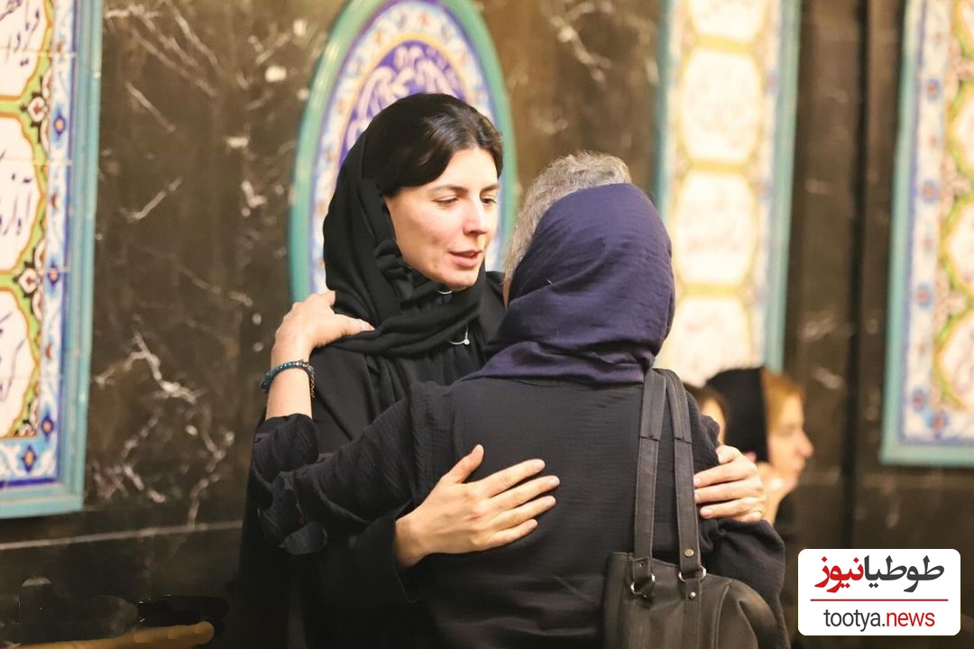 عرض تسلیت و دلگرمی دادن بازیگران و هنرمندان به لیلا حاتمی در مراسم ختم مادرش؛ پارسا پیروزفر، هانیه توسلی، نوید پورفرج، رحیم بامداد خمار، علی شادمان و...+ویدیو