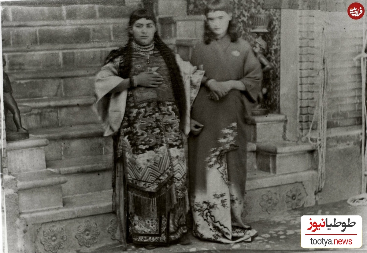 باغبان‌باشی و چرکسی در کنار پله مرمر