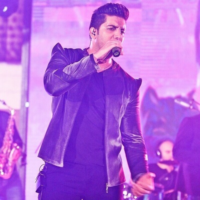 استوری فرزاد فرزین با اجرای خاص و زیبایش "ماه عسل" در کنسرت تهرانش / هوایی رو که تو نفس میکشی، دارم راه میرم بغل میکنم...