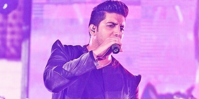 استوری فرزاد فرزین با اجرای خاص و زیبایش "ماه عسل" در کنسرت تهرانش / هوایی رو که تو نفس میکشی، دارم راه میرم بغل میکنم...