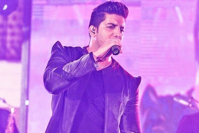 استوری فرزاد فرزین با اجرای خاص و زیبایش "ماه عسل" در کنسرت تهرانش / هوایی رو که تو نفس میکشی، دارم راه میرم بغل میکنم...