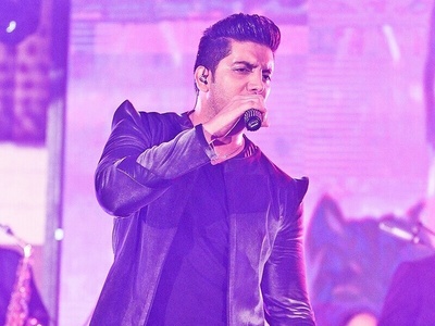 استوری فرزاد فرزین با اجرای خاص و زیبایش "ماه عسل" در کنسرت تهرانش / هوایی رو که تو نفس میکشی، دارم راه میرم بغل میکنم...