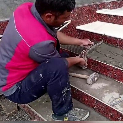 بنّای خسته، سیستم مهندسی دنیا را به چالش کشید؛ پله‌هایی که با کتونی پاره ساخته شد!😂+ویدیو