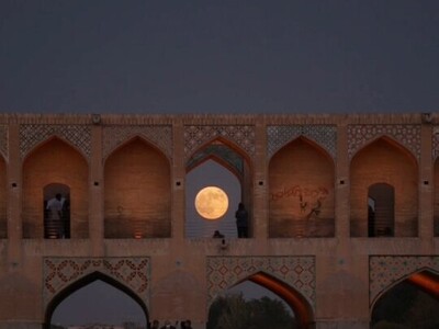 در اتفاقی نادر و خارق العاده بزرگترین ماه امسال به رنگ سرخ وسط پل خواجو اصفهان قرار گرفت و این صحنه بی نهایت زیبا را خلق کرد+ ویدئو