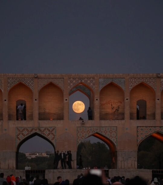 در اتفاقی نادر و خارق العاده بزرگترین ماه امسال به رنگ سرخ وسط پل خواجو اصفهان قرار گرفت و این صحنه بی نهایت زیبا را خلق کرد+ ویدئو