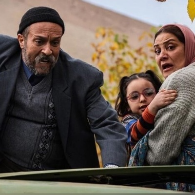 یادی کنیم از چشم چرانی خنده‌دار احمد مهران‌فر، قنبر "خجالت نکش 2" در مراسم خواستگاری 😂+ ویدیو