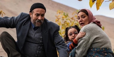 یادی کنیم از چشم چرانی خندهدار احمد مهرانفر، قنبر "خجالت نکش 2" در مراسم خواستگاری 😂+ ویدیو
