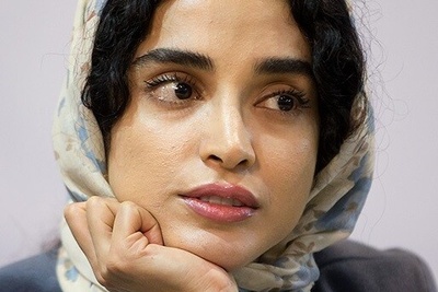 نگاهی به مدل مانتو بلند و دخترونه الهه حصاری با یقه آبشاری+عکس