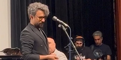 اجرای غم انگیز و سرشار از دلتنگی راغب به یاد برادر غیرخونی اش در مراسم یادبود حمید هیراد/ شب به گلستان تنها منتظرت بودم باده ی ناکامی در هجـــرِ تو، پیمودم، منتظرت بـودم...+فیلم